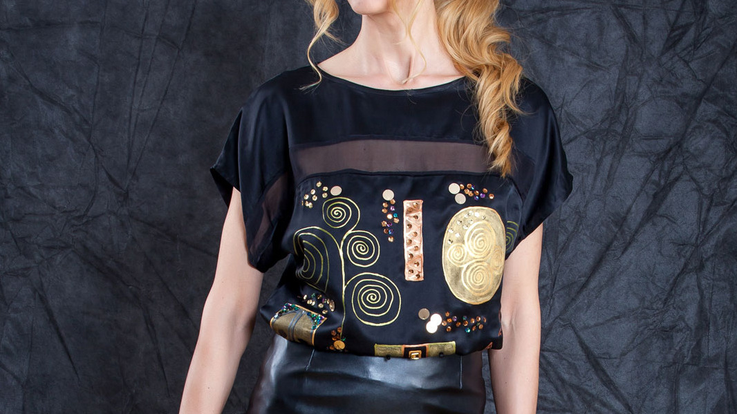 EMBROIDERED BLACK T- BLOUSE