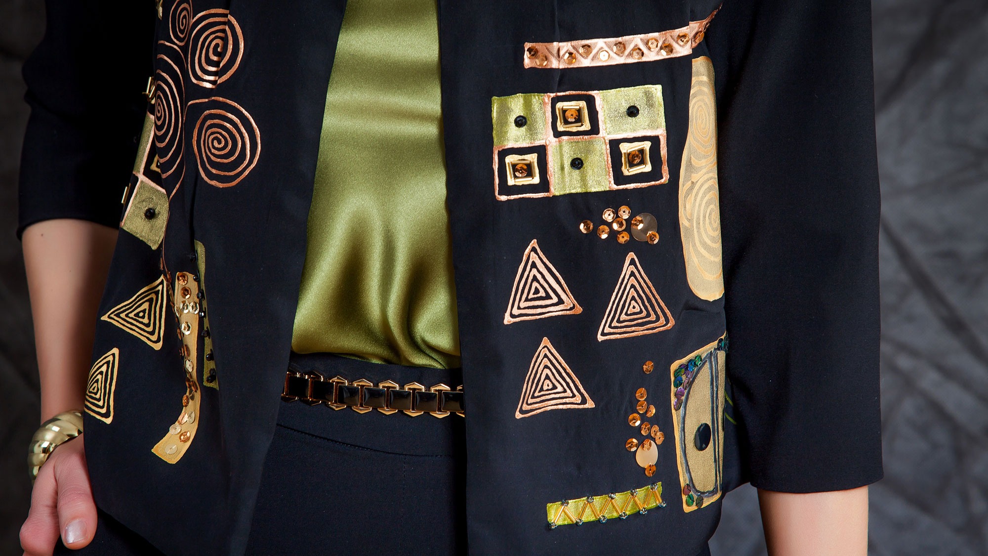 EMBROIDERED BLACK JACKET