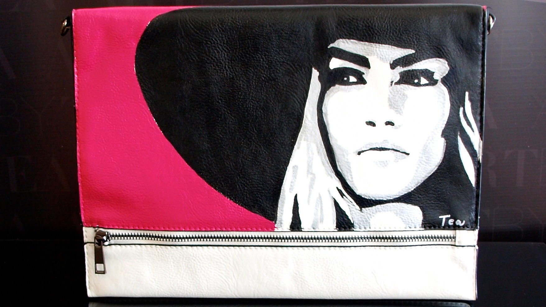 “WOMAN WITH HAT” WHITE ENVELOPE CLUTCH